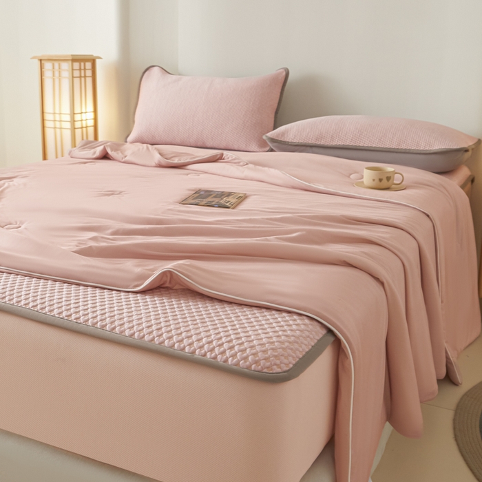 91家纺网 家纺一手货源 找家纺 欧邦 2025春夏新款PE凉感冰豆豆床笠款夏被夏凉被空调被四件套 桃心-粉