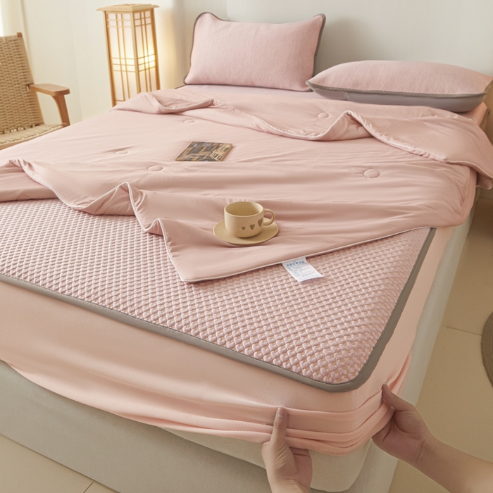 91家纺网 家纺一手货源 找家纺 欧邦 2025春夏新款PE凉感冰豆豆床笠款夏被夏凉被空调被四件套 桃心-粉