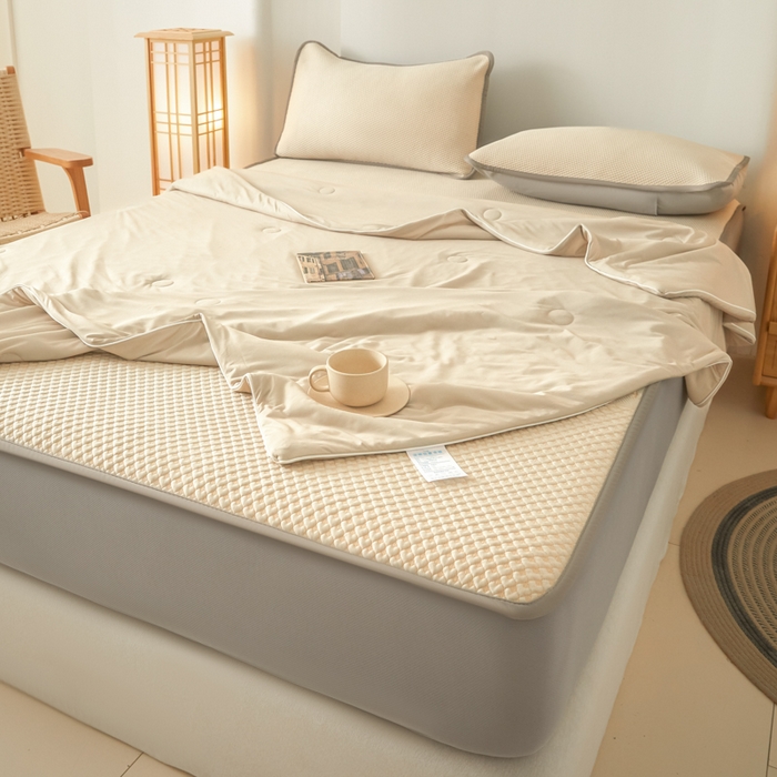 91家纺网 家纺一手货源 找家纺 欧邦 2025春夏新款PE凉感冰豆豆床笠款夏被夏凉被空调被四件套 桃心-米