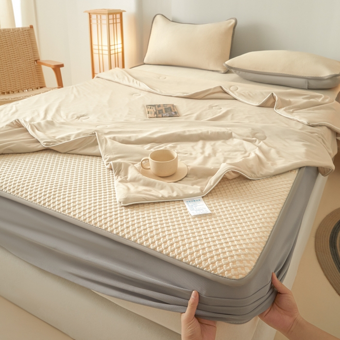 91家纺网 家纺一手货源 找家纺 欧邦 2025春夏新款PE凉感冰豆豆床笠款夏被夏凉被空调被四件套 桃心-米