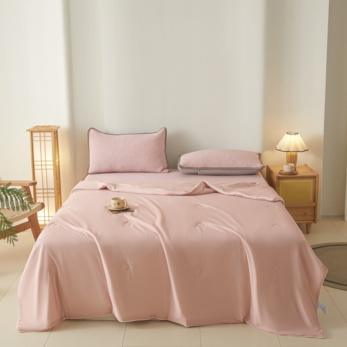 91家纺网 家纺一手货源 找家纺 欧邦 2025春夏新款PE凉感冰豆豆床笠款夏被夏凉被空调被四件套 四叶草-粉