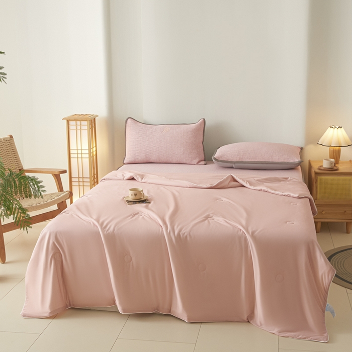 91家纺网 家纺一手货源 找家纺 欧邦 2025春夏新款PE凉感冰豆豆床笠款夏被夏凉被空调被四件套 四叶草-粉