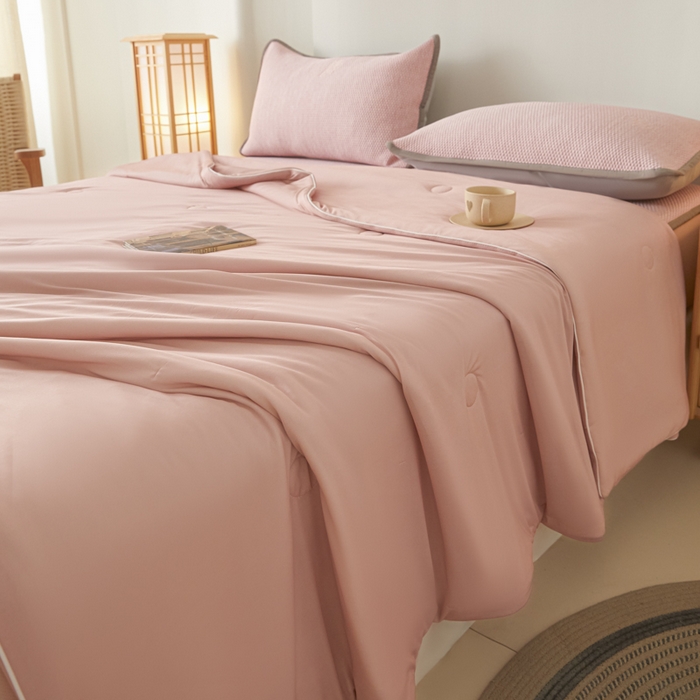 91家纺网 家纺一手货源 找家纺 欧邦 2025春夏新款PE凉感冰豆豆床笠款夏被夏凉被空调被四件套 四叶草-粉