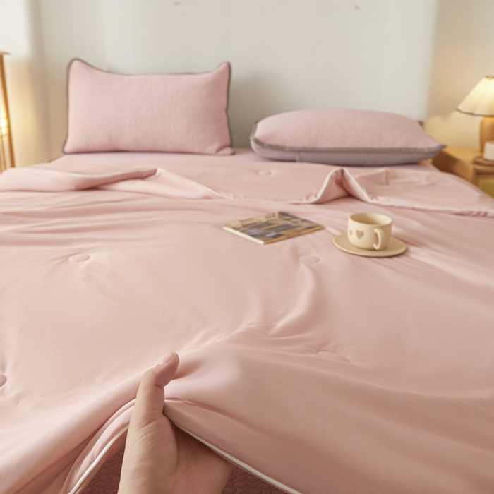 91家纺网 家纺一手货源 找家纺 欧邦 2025春夏新款PE凉感冰豆豆床笠款夏被夏凉被空调被四件套 四叶草-粉