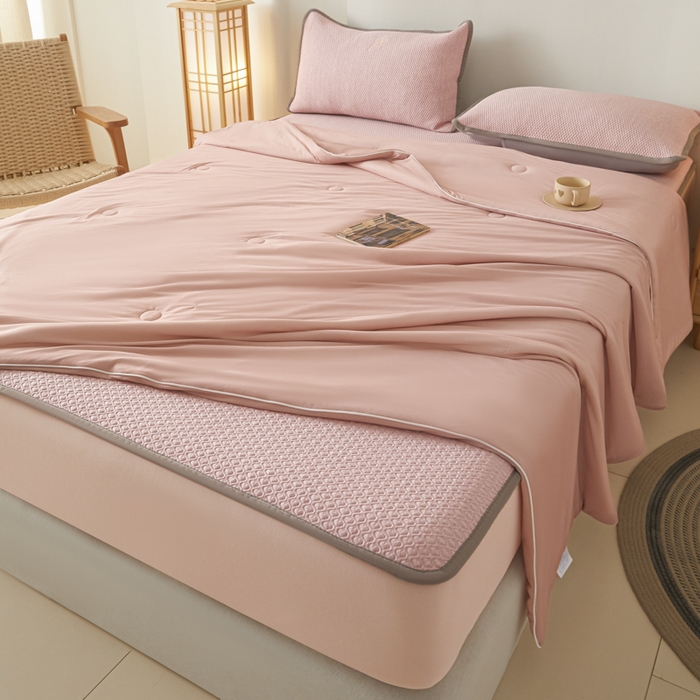 91家纺网 家纺一手货源 找家纺 欧邦 2025春夏新款PE凉感冰豆豆床笠款夏被夏凉被空调被四件套 四叶草-粉