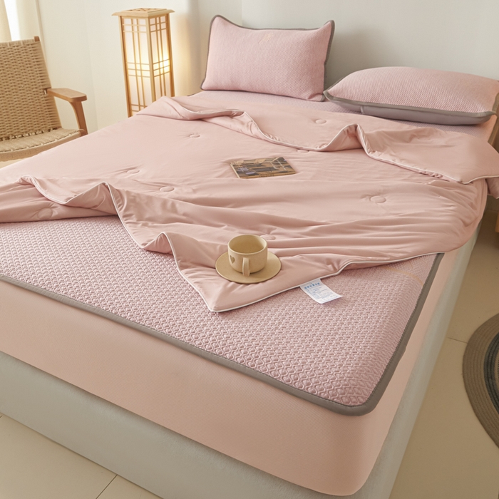 91家纺网 家纺一手货源 找家纺 欧邦 2025春夏新款PE凉感冰豆豆床笠款夏被夏凉被空调被四件套 四叶草-粉