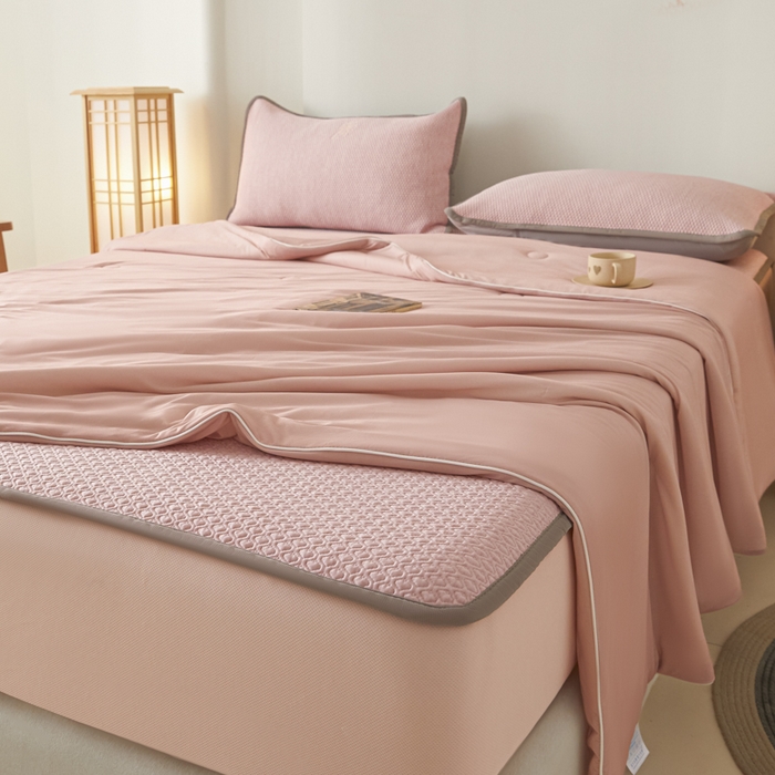 91家纺网 家纺一手货源 找家纺 欧邦 2025春夏新款PE凉感冰豆豆床笠款夏被夏凉被空调被四件套 四叶草-粉