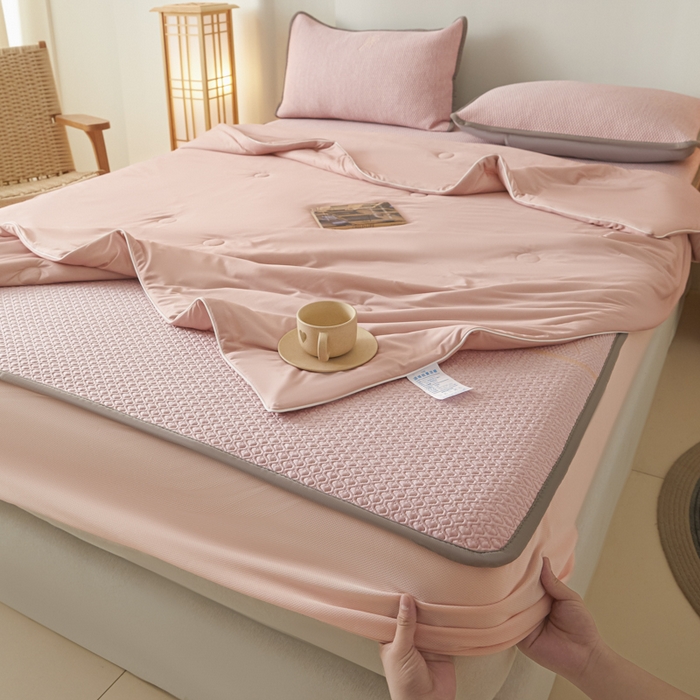 91家纺网 家纺一手货源 找家纺 欧邦 2025春夏新款PE凉感冰豆豆床笠款夏被夏凉被空调被四件套 四叶草-粉