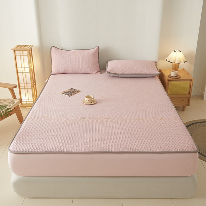 91家纺网 家纺一手货源 找家纺 欧邦 2025春夏新款PE凉感冰豆豆床笠款夏被夏凉被空调被四件套 四叶草-粉