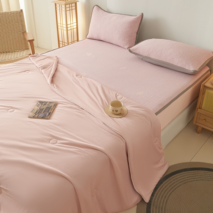 91家纺网 家纺一手货源 找家纺 欧邦 2025春夏新款PE凉感冰豆豆床笠款夏被夏凉被空调被四件套 四叶草-粉