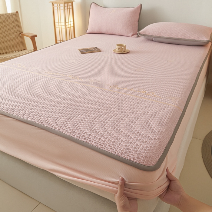 91家纺网 家纺一手货源 找家纺 欧邦 2025春夏新款PE凉感冰豆豆床笠款夏被夏凉被空调被四件套 四叶草-粉