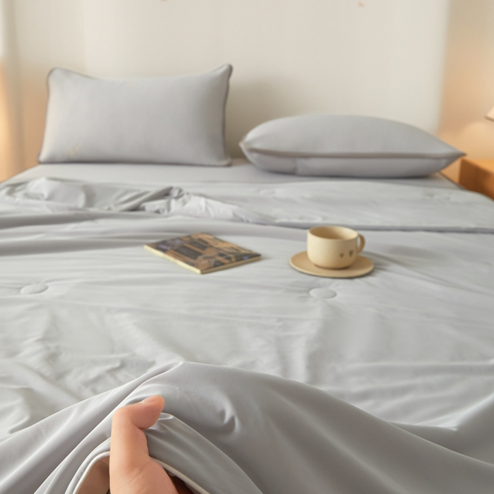 91家纺网 家纺一手货源 找家纺 欧邦 2025春夏新款PE凉感冰豆豆床笠款夏被夏凉被空调被四件套 四叶草-灰