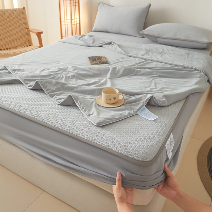 91家纺网 家纺一手货源 找家纺 欧邦 2025春夏新款PE凉感冰豆豆床笠款夏被夏凉被空调被四件套 四叶草-灰
