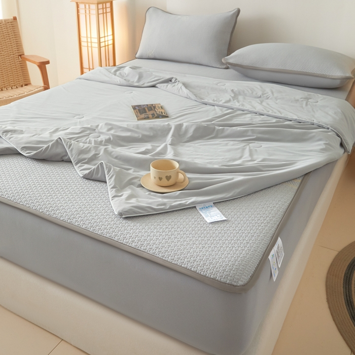 91家纺网 家纺一手货源 找家纺 欧邦 2025春夏新款PE凉感冰豆豆床笠款夏被夏凉被空调被四件套 四叶草-灰