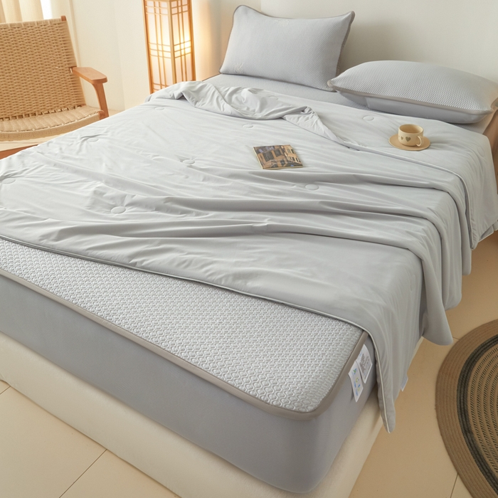 91家纺网 家纺一手货源 找家纺 欧邦 2025春夏新款PE凉感冰豆豆床笠款夏被夏凉被空调被四件套 四叶草-灰