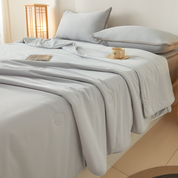 91家纺网 家纺一手货源 找家纺 欧邦 2025春夏新款PE凉感冰豆豆床笠款夏被夏凉被空调被四件套 四叶草-灰