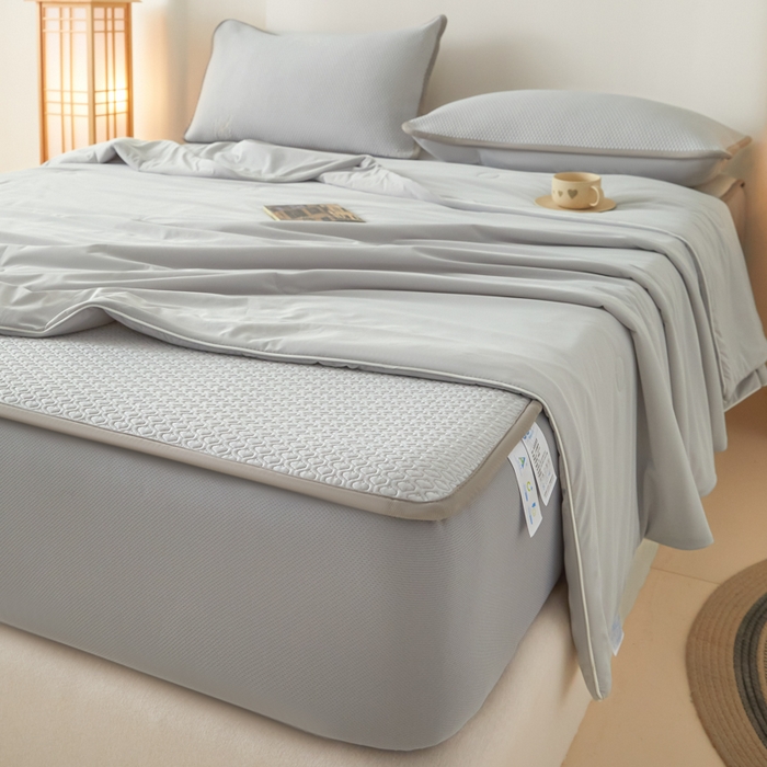 91家纺网 家纺一手货源 找家纺 欧邦 2025春夏新款PE凉感冰豆豆床笠款夏被夏凉被空调被四件套 四叶草-灰