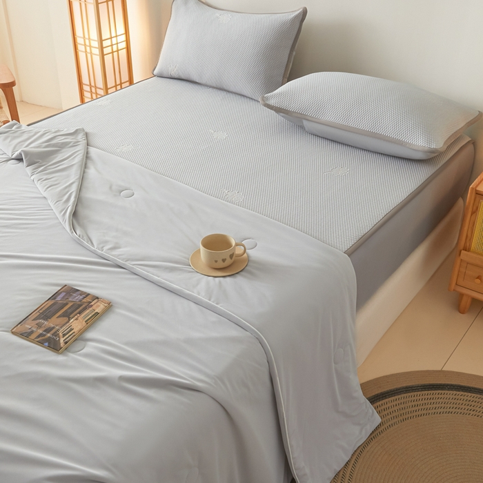 91家纺网 家纺一手货源 找家纺 欧邦 2025春夏新款PE凉感冰豆豆床笠款夏被夏凉被空调被四件套 四叶草-灰