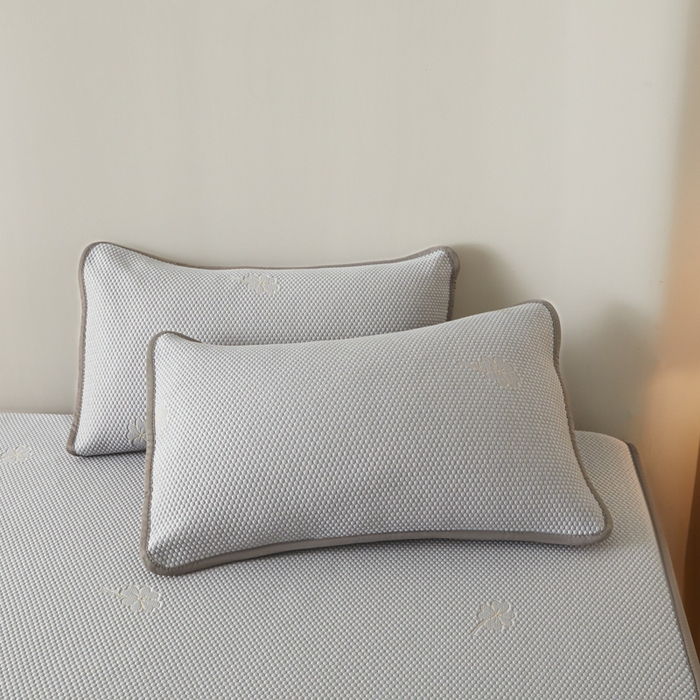 91家纺网 家纺一手货源 找家纺 欧邦 2025春夏新款PE凉感冰豆豆床笠款夏被夏凉被空调被四件套 四叶草-灰