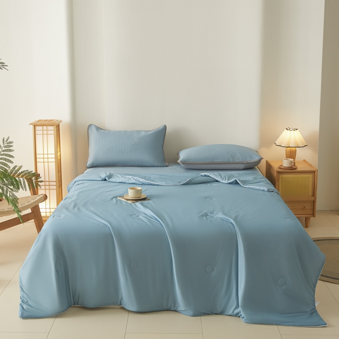 91家纺网 家纺一手货源 找家纺 欧邦 2025春夏新款PE凉感冰豆豆床笠款夏被夏凉被空调被四件套 四叶草-蓝
