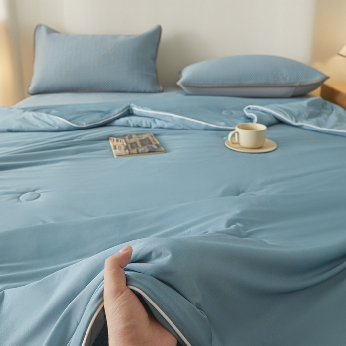 91家纺网 家纺一手货源 找家纺 欧邦 2025春夏新款PE凉感冰豆豆床笠款夏被夏凉被空调被四件套 四叶草-蓝