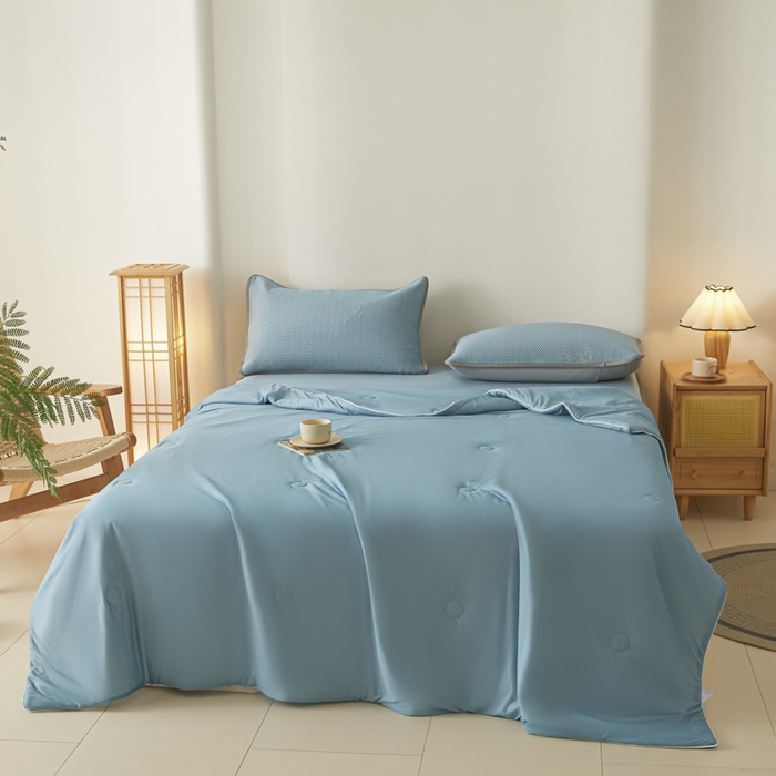 91家纺网 家纺一手货源 找家纺 欧邦 2025春夏新款PE凉感冰豆豆床笠款夏被夏凉被空调被四件套 四叶草-蓝