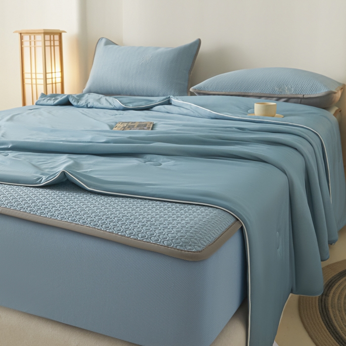 91家纺网 家纺一手货源 找家纺 欧邦 2025春夏新款PE凉感冰豆豆床笠款夏被夏凉被空调被四件套 四叶草-蓝