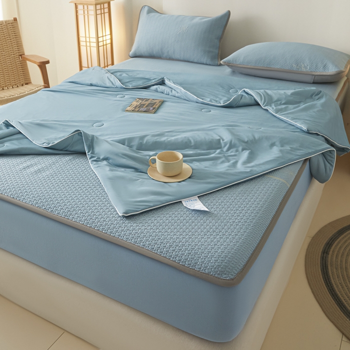 91家纺网 家纺一手货源 找家纺 欧邦 2025春夏新款PE凉感冰豆豆床笠款夏被夏凉被空调被四件套 四叶草-蓝