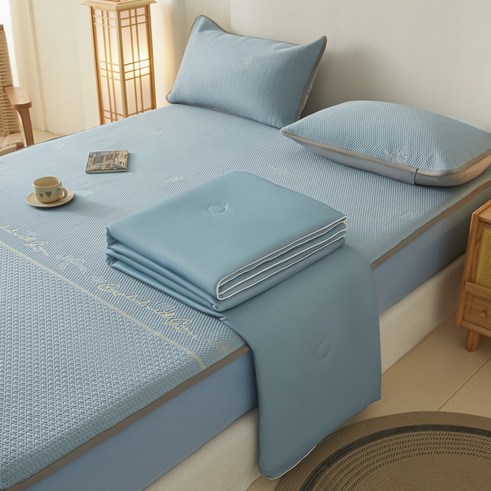 91家纺网 家纺一手货源 找家纺 欧邦 2025春夏新款PE凉感冰豆豆床笠款夏被夏凉被空调被四件套 四叶草-蓝