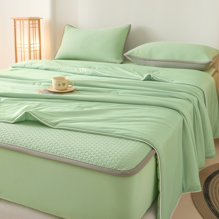 91家纺网 家纺一手货源 找家纺 欧邦 2025春夏新款PE凉感冰豆豆床笠款夏被夏凉被空调被四件套 四叶草-绿