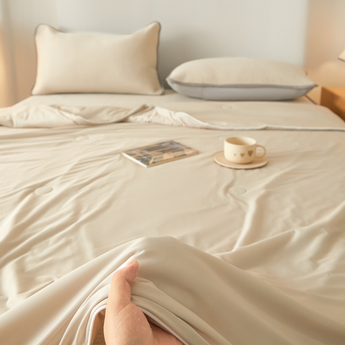 91家纺网 家纺一手货源 找家纺 欧邦 2025春夏新款PE凉感冰豆豆床笠款夏被夏凉被空调被四件套 四叶草-米