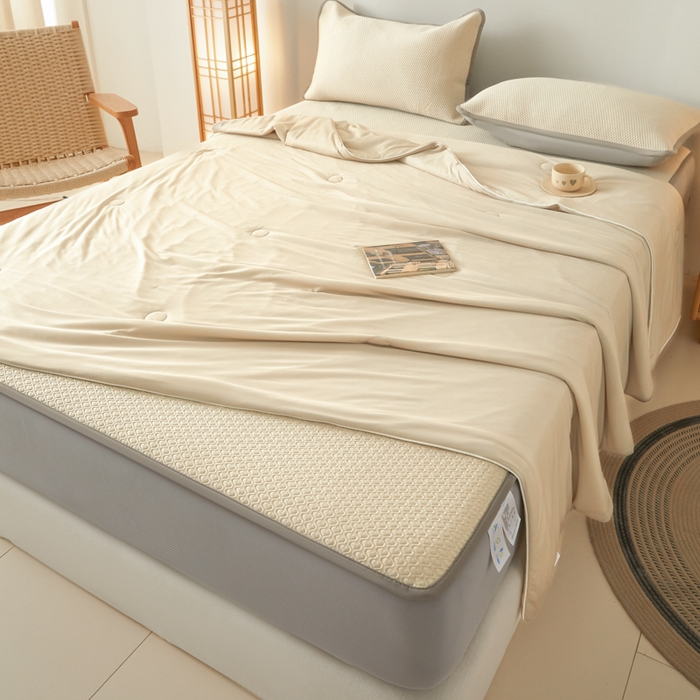 91家纺网 家纺一手货源 找家纺 欧邦 2025春夏新款PE凉感冰豆豆床笠款夏被夏凉被空调被四件套 四叶草-米