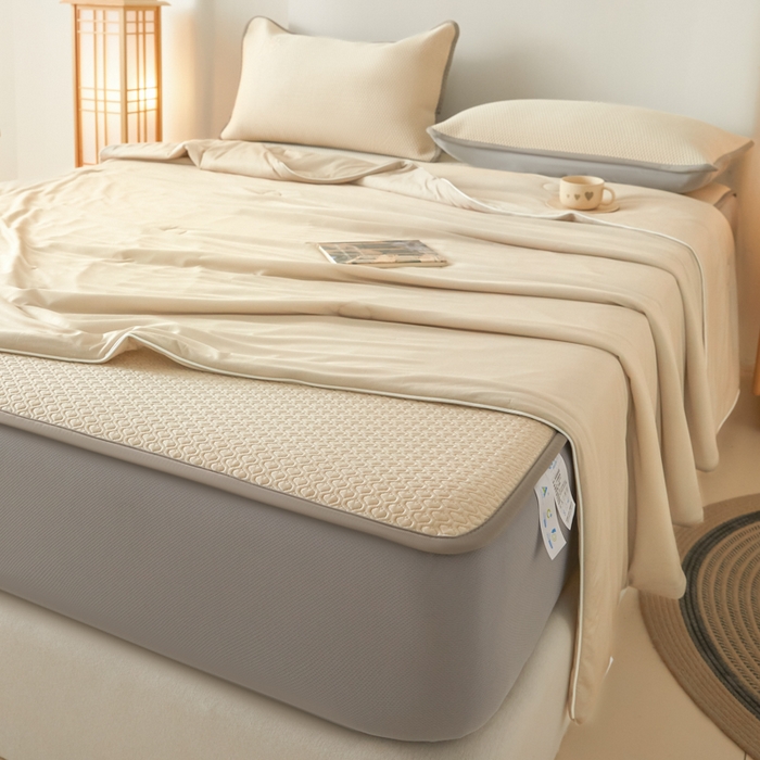 91家纺网 家纺一手货源 找家纺 欧邦 2025春夏新款PE凉感冰豆豆床笠款夏被夏凉被空调被四件套 四叶草-米