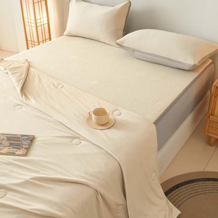 91家纺网 家纺一手货源 找家纺 欧邦 2025春夏新款PE凉感冰豆豆床笠款夏被夏凉被空调被四件套 四叶草-米