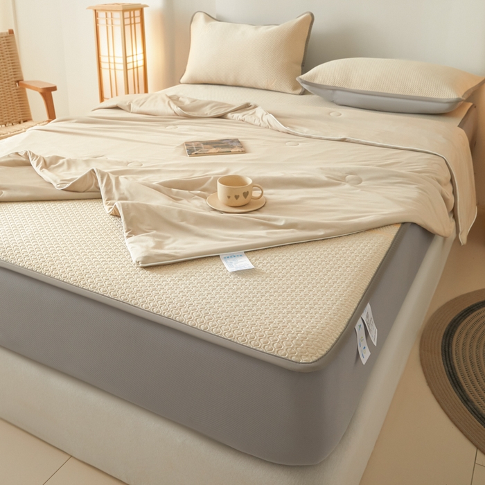 91家纺网 家纺一手货源 找家纺 欧邦 2025春夏新款PE凉感冰豆豆床笠款夏被夏凉被空调被四件套 四叶草-米