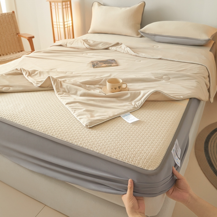 91家纺网 家纺一手货源 找家纺 欧邦 2025春夏新款PE凉感冰豆豆床笠款夏被夏凉被空调被四件套 四叶草-米