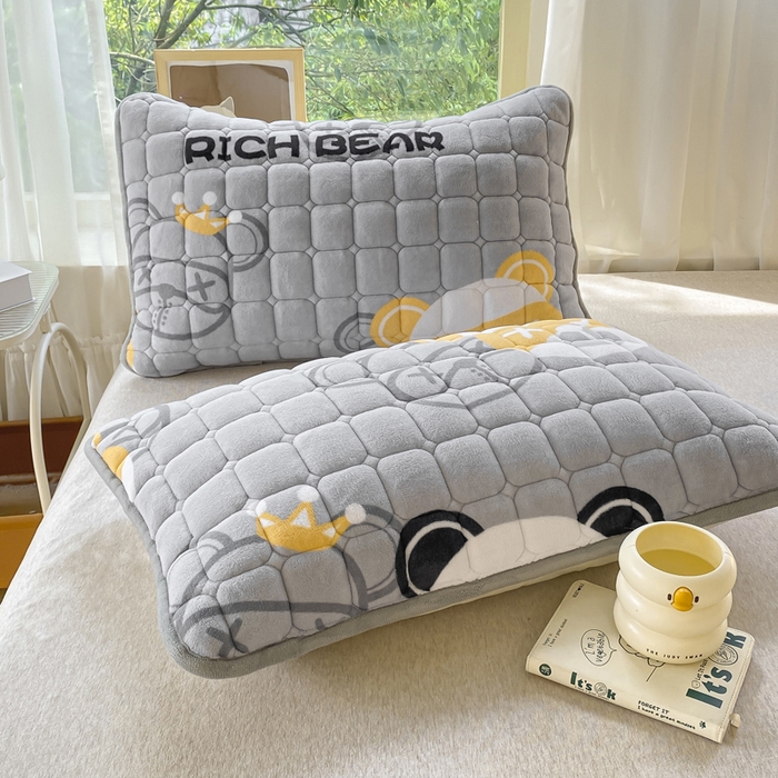 91家纺网 家纺一手货源 找家纺 （总）耐思家纺 2025 新款夹棉印花卡通纯色单品枕套