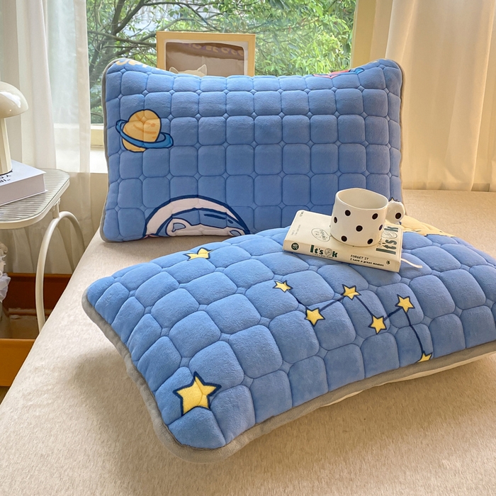 91家纺网 家纺一手货源 找家纺 （总）耐思家纺 2025 新款夹棉印花卡通纯色单品枕套