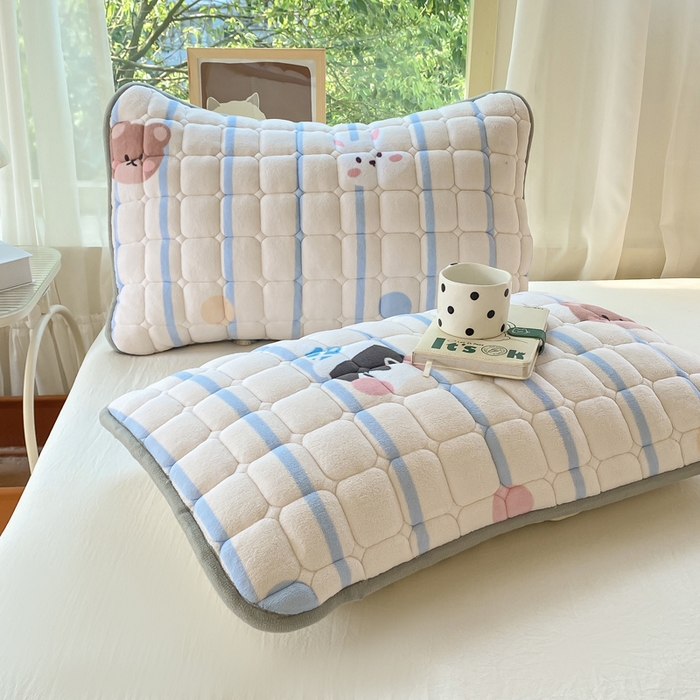 91家纺网 家纺一手货源 找家纺 （总）耐思家纺 2025 新款夹棉印花卡通纯色单品枕套