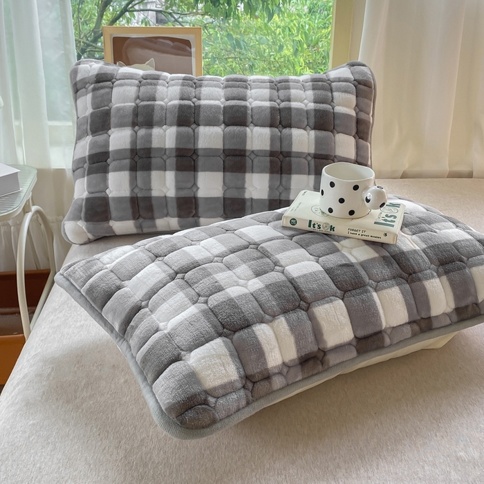 91家纺网 家纺一手货源 找家纺 （总）耐思家纺 2025 新款夹棉印花卡通纯色单品枕套