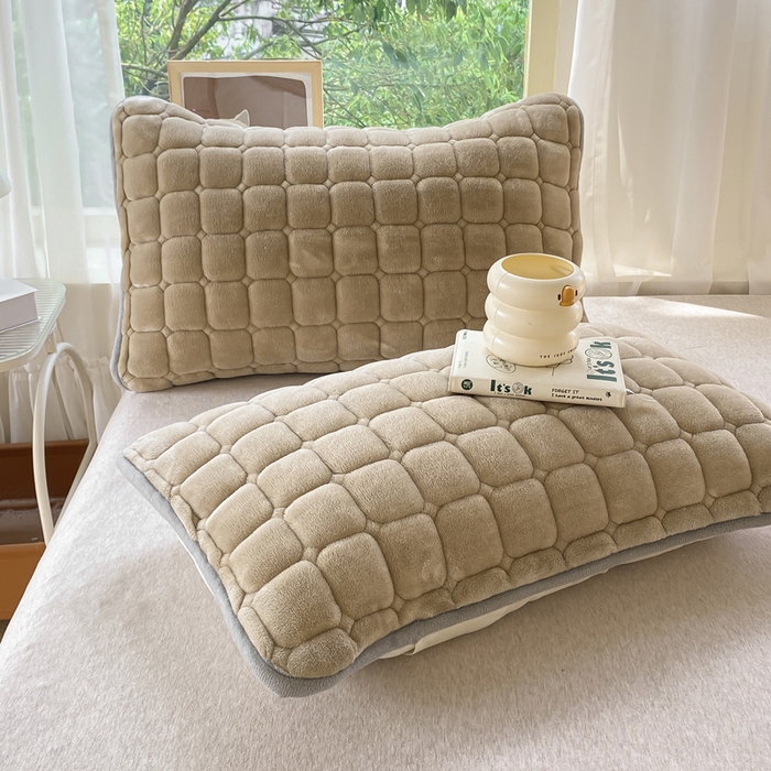 91家纺网 家纺一手货源 找家纺 （总）耐思家纺 2025 新款夹棉印花卡通纯色单品枕套