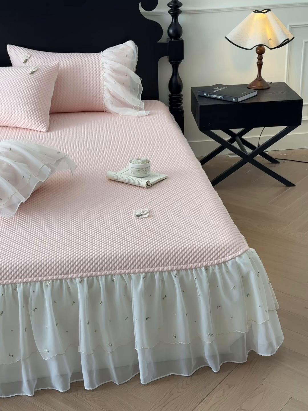 91家纺网 家纺一手货源 找家纺 （总）蓝邻家纺 2025春夏新款PE提花雪纺+绣花花边凉席席子-场景二