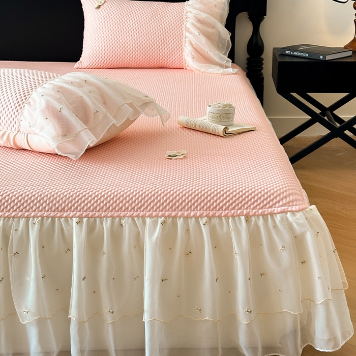 91家纺网 家纺一手货源 找家纺 （总）蓝邻家纺 2025春夏新款PE提花雪纺+绣花花边凉席席子-场景二