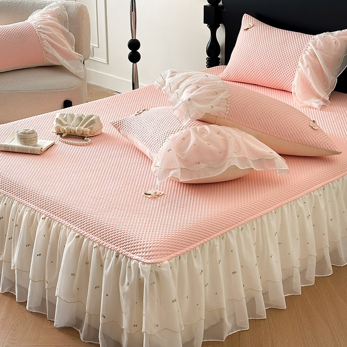 91家纺网 家纺一手货源 找家纺 （总）蓝邻家纺 2025春夏新款PE提花雪纺+绣花花边凉席席子-场景二