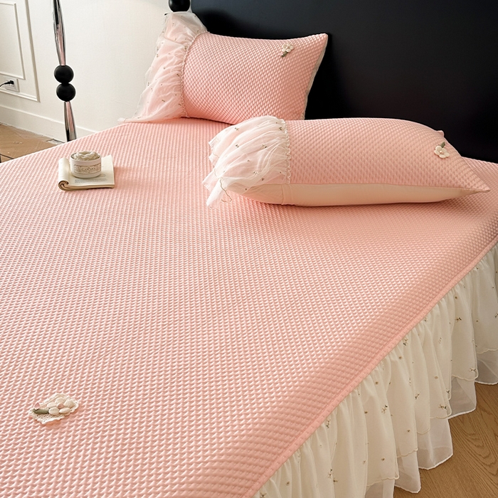 91家纺网 家纺一手货源 找家纺 （总）蓝邻家纺 2025春夏新款PE提花雪纺+绣花花边凉席席子-场景二