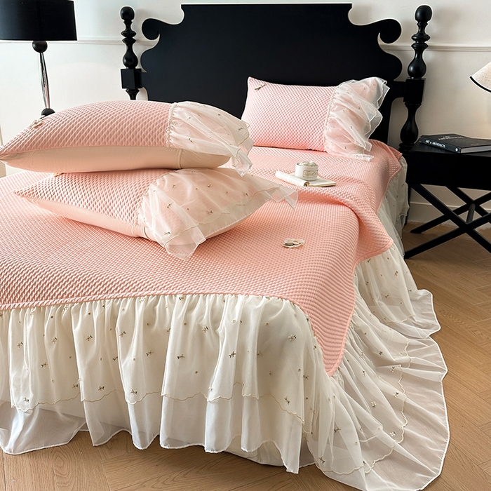 91家纺网 家纺一手货源 找家纺 （总）蓝邻家纺 2025春夏新款PE提花雪纺+绣花花边凉席席子-场景二