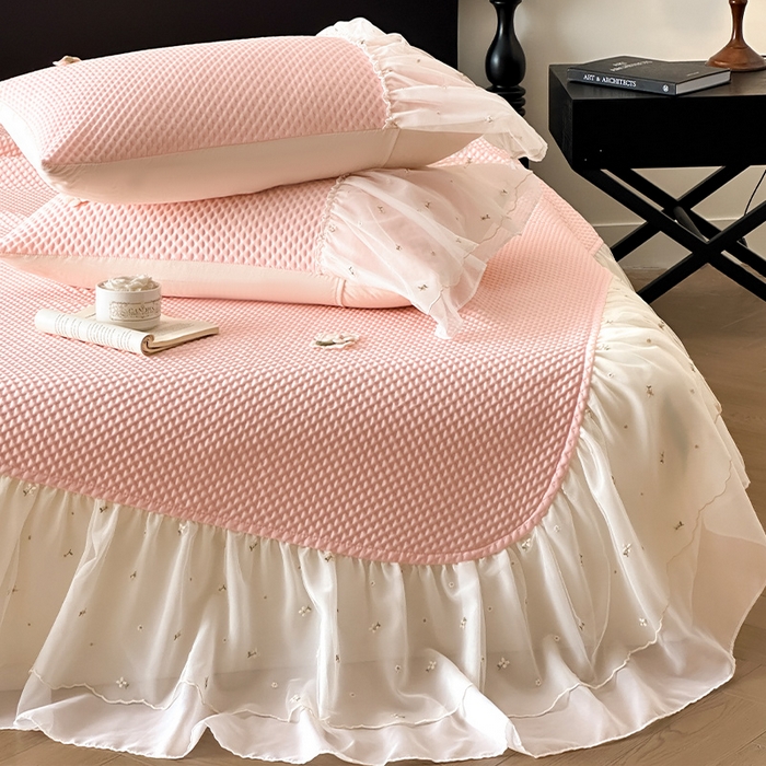 91家纺网 家纺一手货源 找家纺 （总）蓝邻家纺 2025春夏新款PE提花雪纺+绣花花边凉席席子-场景二