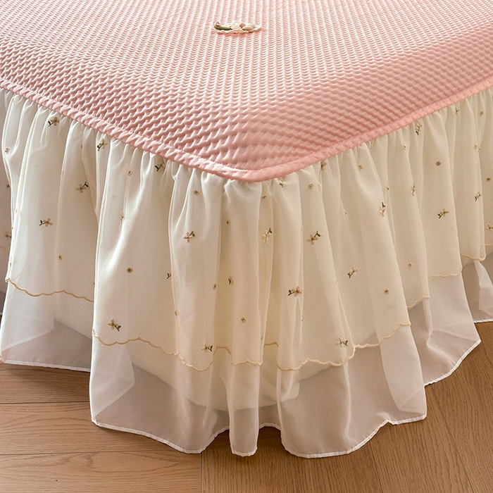 91家纺网 家纺一手货源 找家纺 （总）蓝邻家纺 2025春夏新款PE提花雪纺+绣花花边凉席席子-场景二