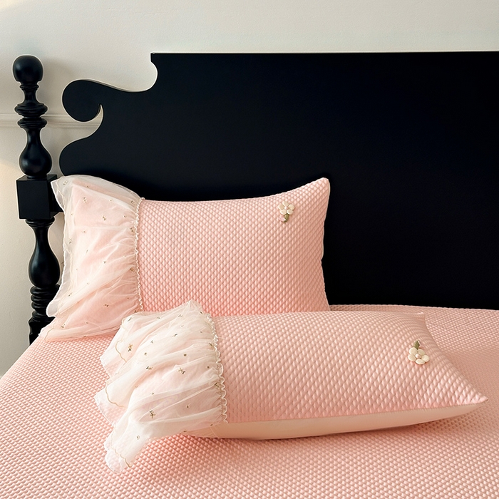 91家纺网 家纺一手货源 找家纺 （总）蓝邻家纺 2025春夏新款PE提花雪纺+绣花花边凉席席子-场景二