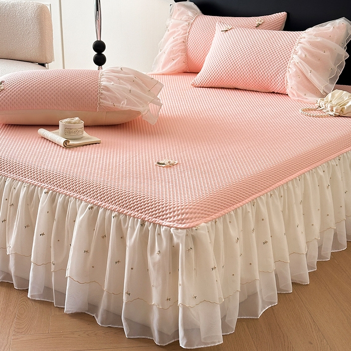 91家纺网 家纺一手货源 找家纺 蓝邻家纺 2025春夏新款PE提花雪纺+绣花花边凉席席子-场景二 夏花-粉